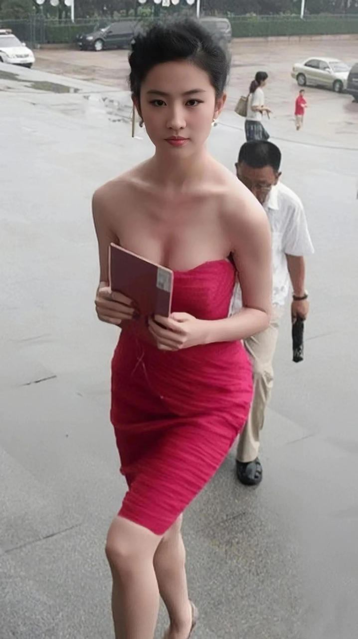 路人镜头下的刘亦菲,玫红色抹胸连衣裙太惊艳了!