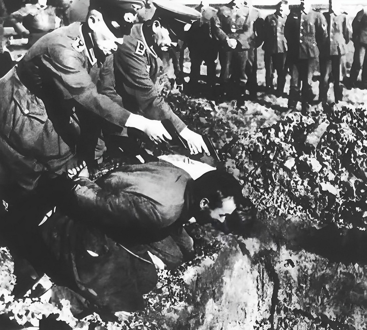 从照片中我们可以看到,一名男子跪在地上,两名刽子