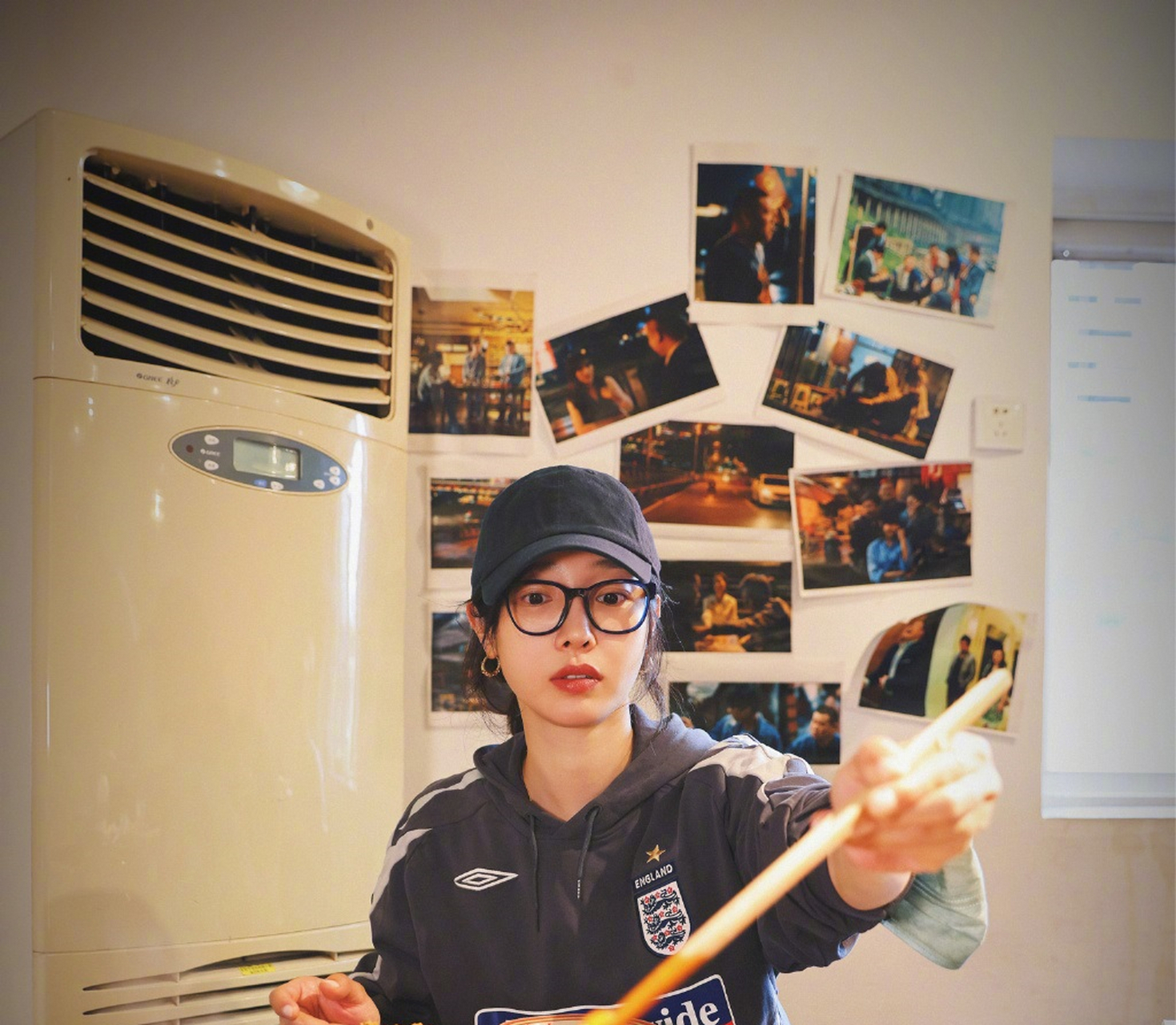 白百何晒出"放纵日的火锅大餐"随拍,戴着棒球帽黑框眼镜穿着休闲服的