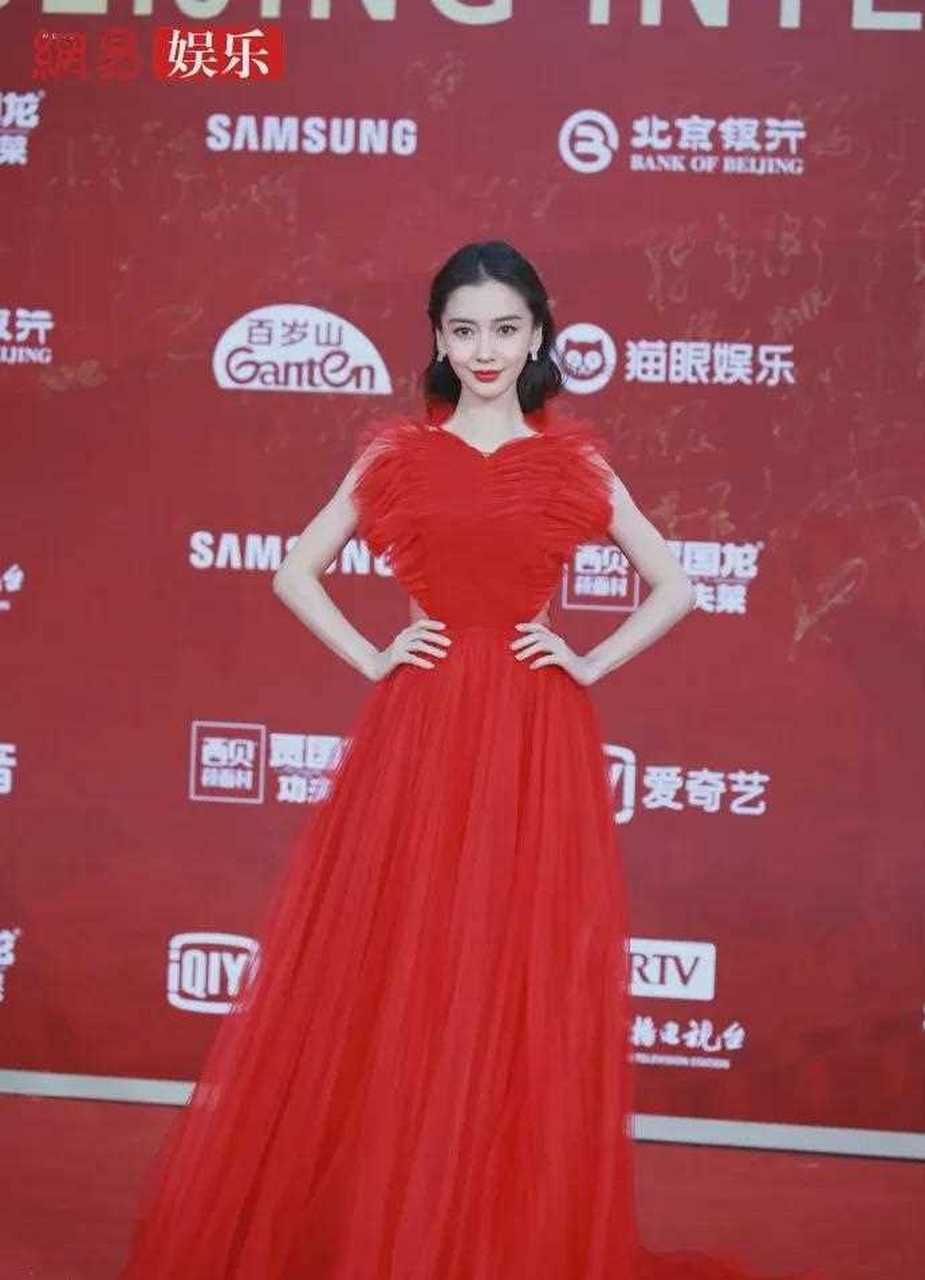 Angelababy红心礼服裙图片