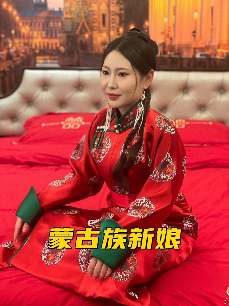 这种造型不仅展现出蒙古族姑娘的独特魅力,也传递出一种豪放