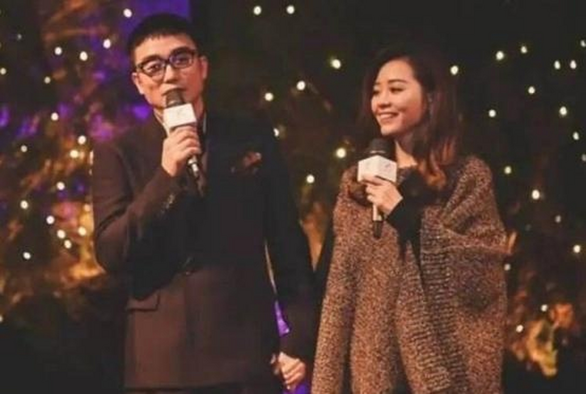 这也是第一次公开一起亮相,陈秋莳在张靓颖身边保驾护航,两个人非常的