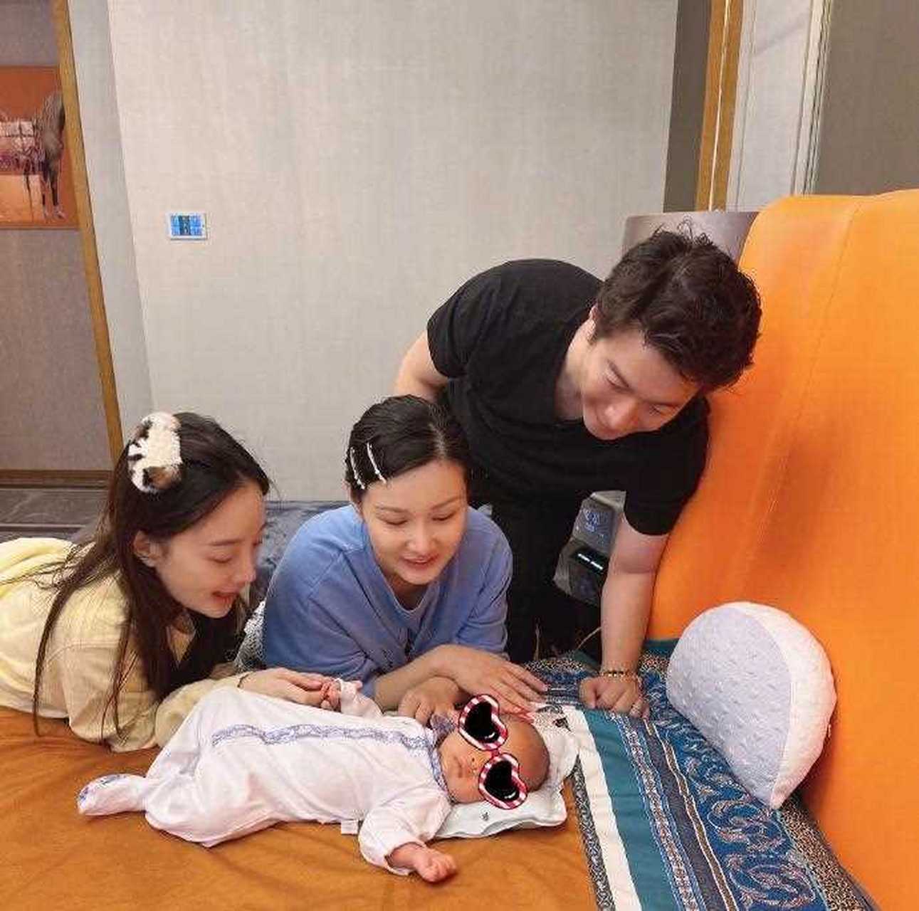 李小璐晒自己去马智宇家看宝宝照片,好友朱娜莎出月子了,李小璐表达