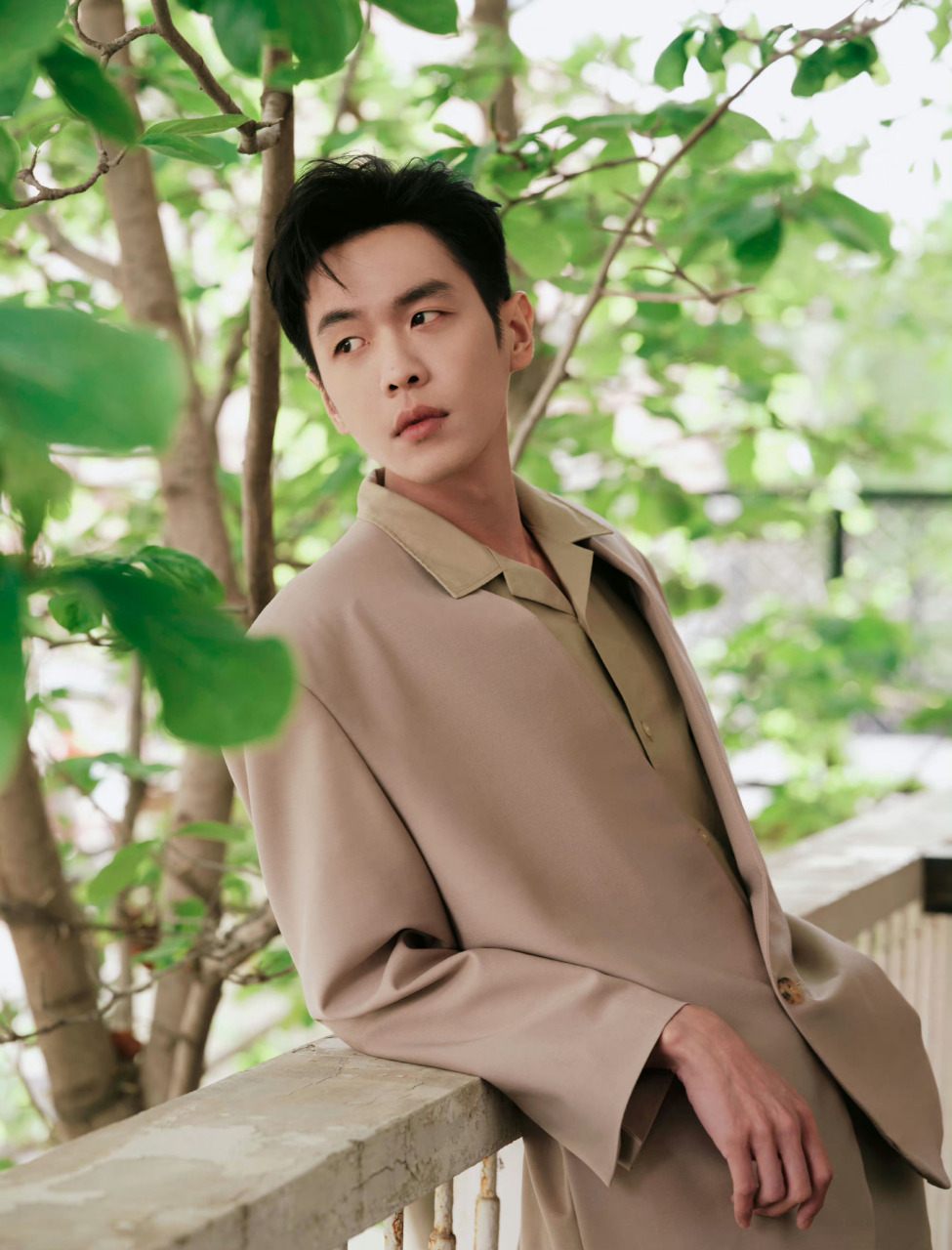 张若昀穿西装也是帅的离谱!春意阑珊氛围感满满,侧脸的颜值真的绝了!