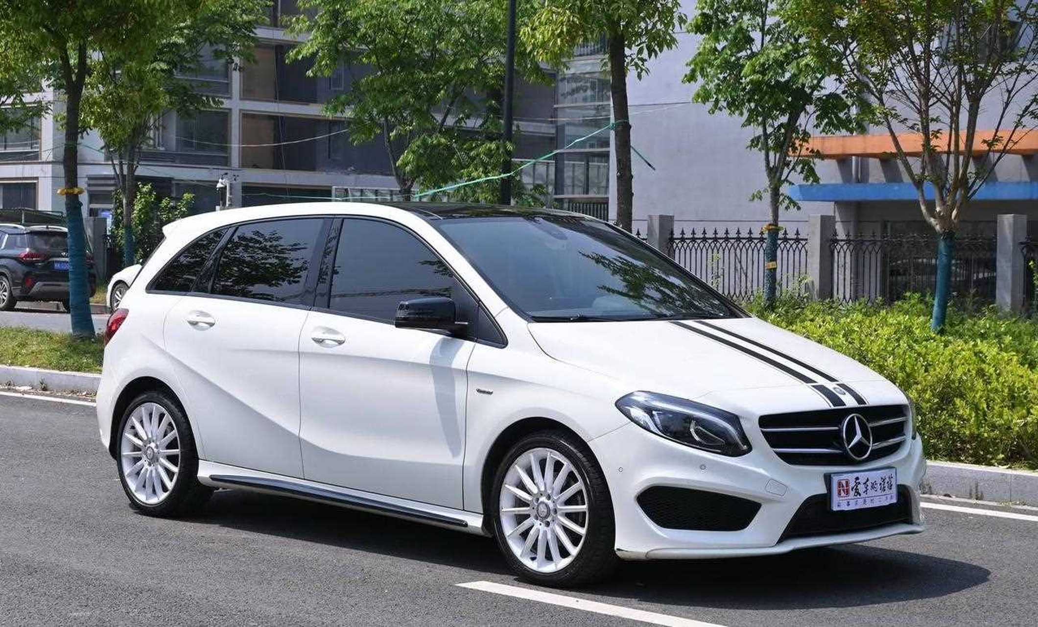 最近杭州站上架了一台奔驰b级 b200极地版,白外黑内,成色出众,非常