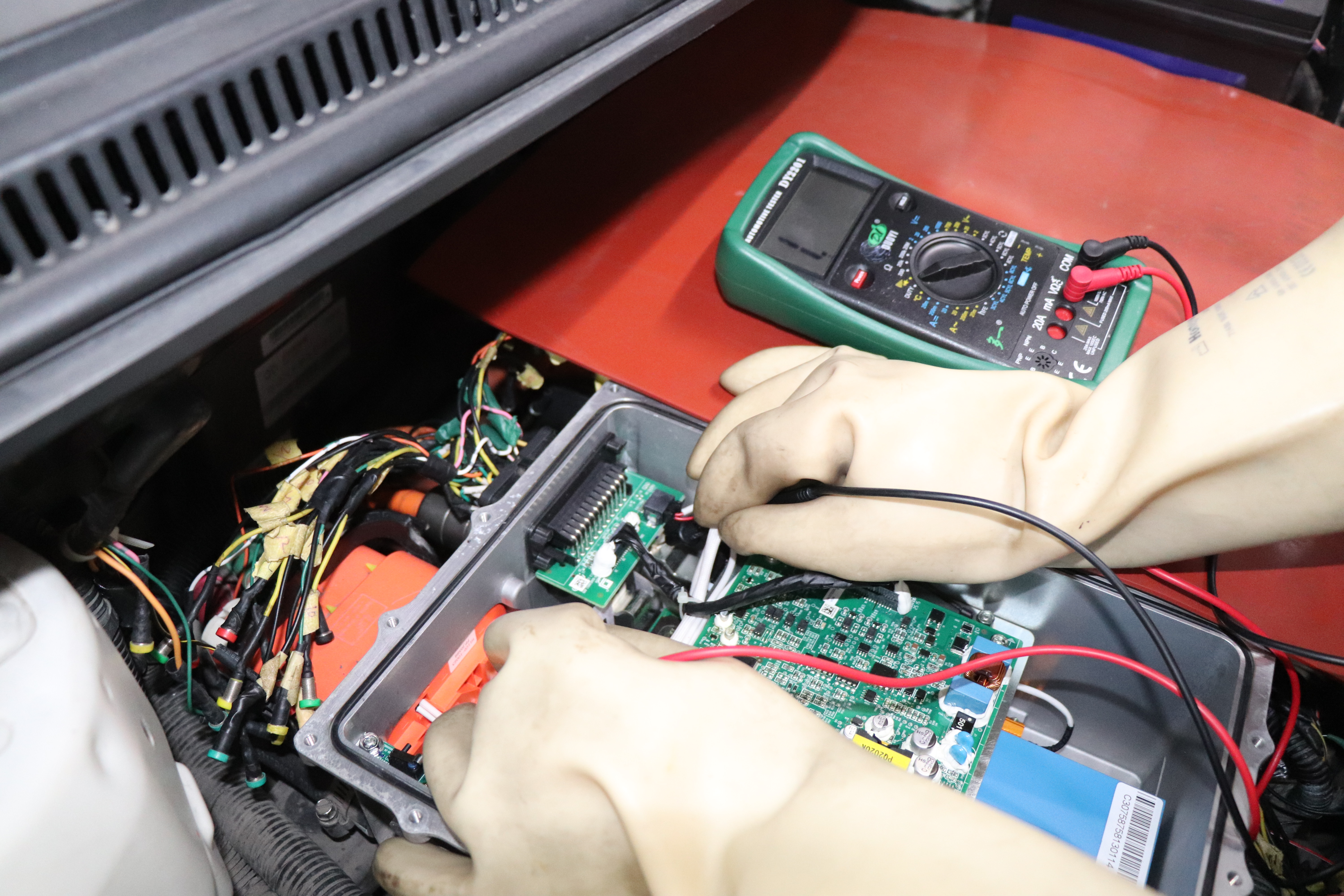 上海学汽车电工电控维修技术培训学校  汽车保有量的持续上升意味着