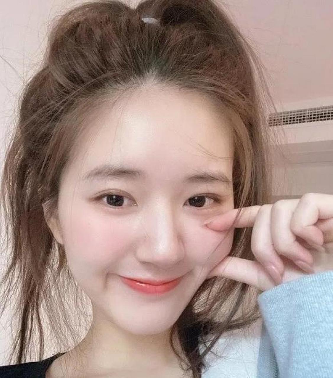 时光精华油也是油状质地,它的流动性非常强,上脸也是完全不糊脸,吸收