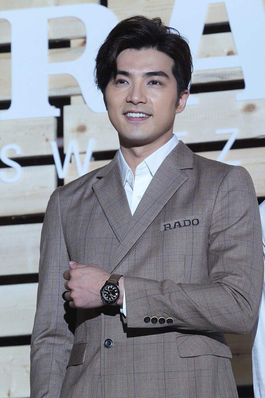 "魔尊重楼"黄志玮拥吻娇小女子,身高差距太大,看着都觉得窒息