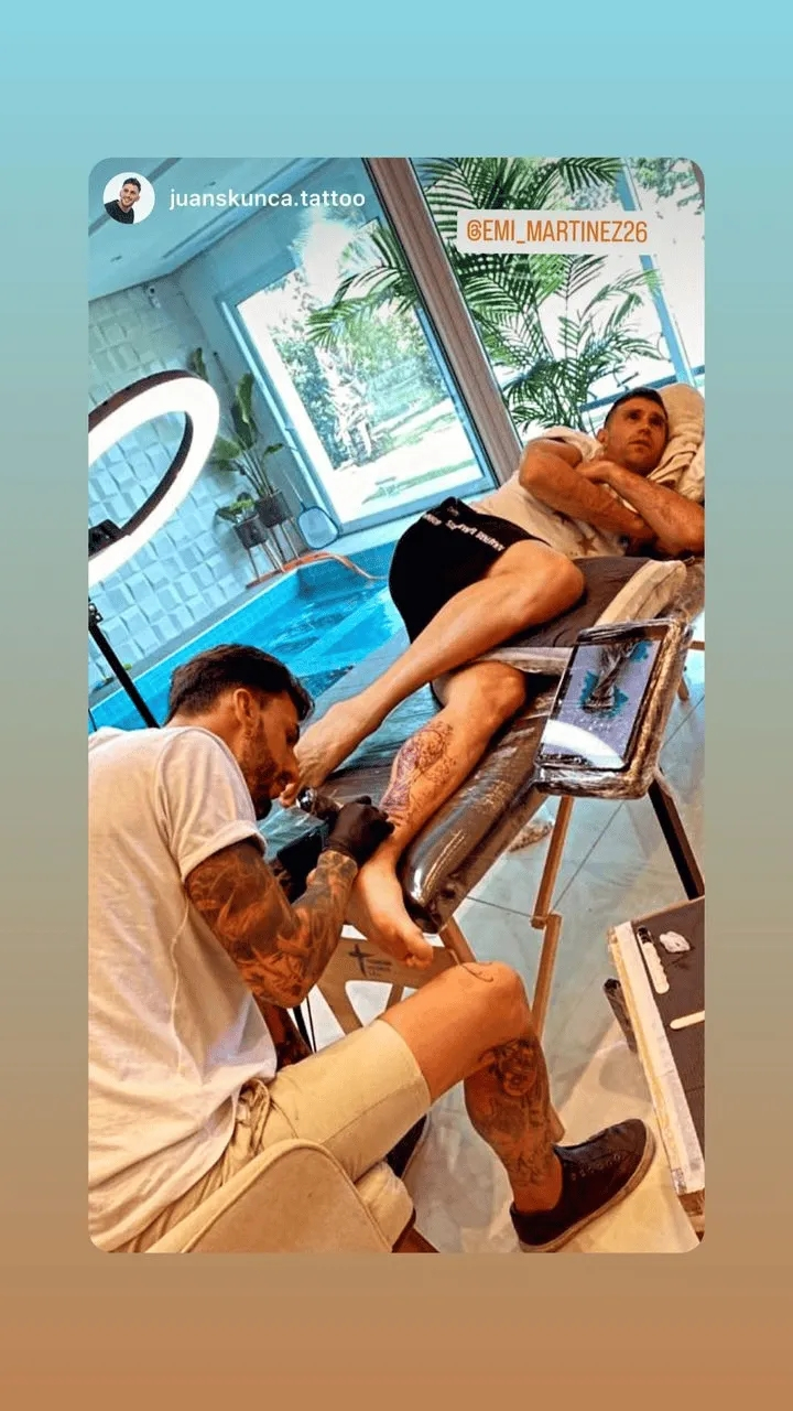 阿根廷门将马丁内斯的新纹身:大力神杯被纹在了小腿内侧