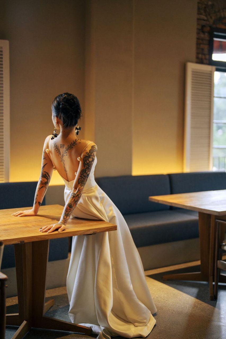 做自己真的会很快乐  花臂女孩穿上轻婚纱拍摄的一组图 无关任何,只为