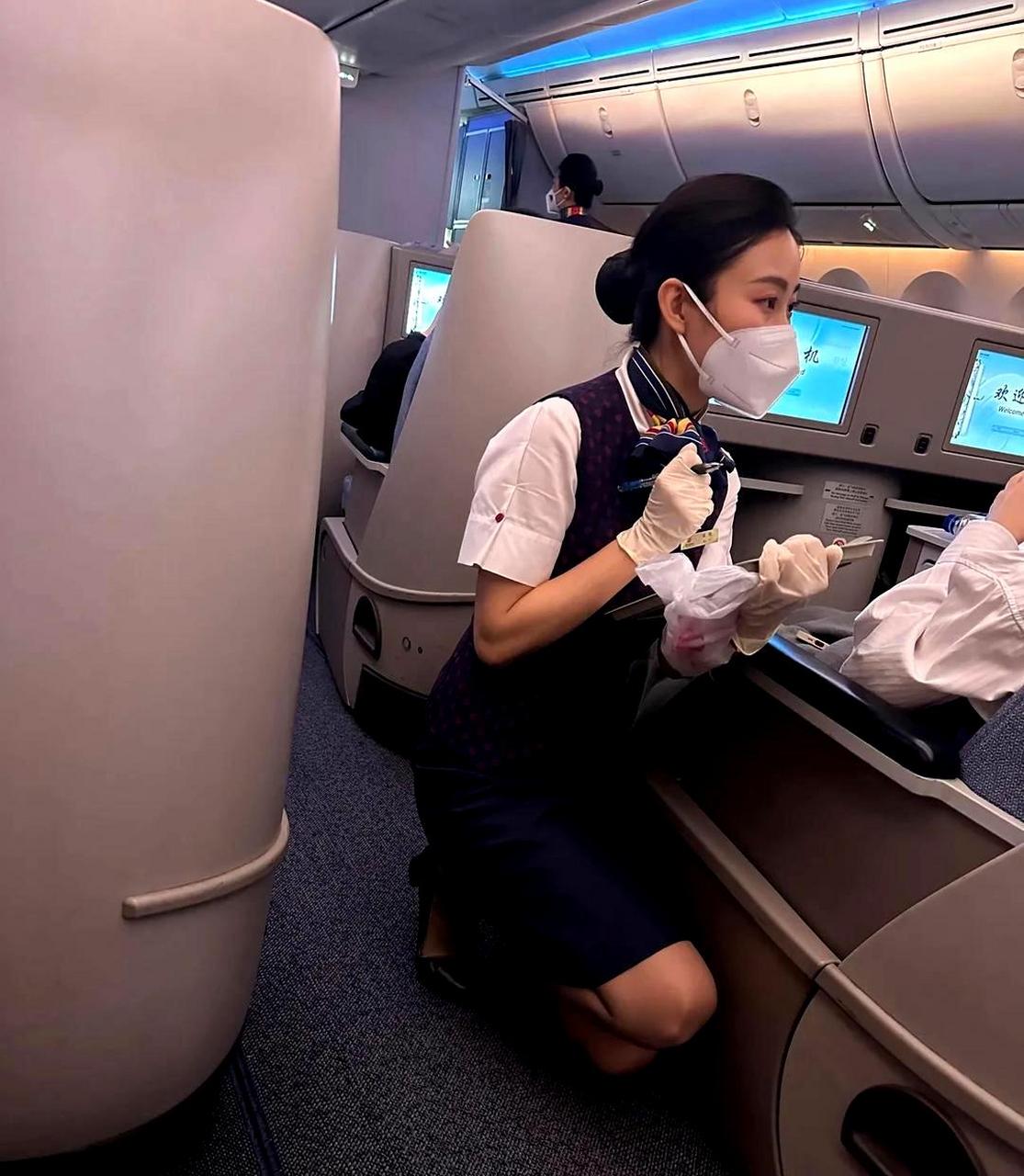我曾经体验过头等舱的服务,那里的服务员非常友善,而且服务质量也很高