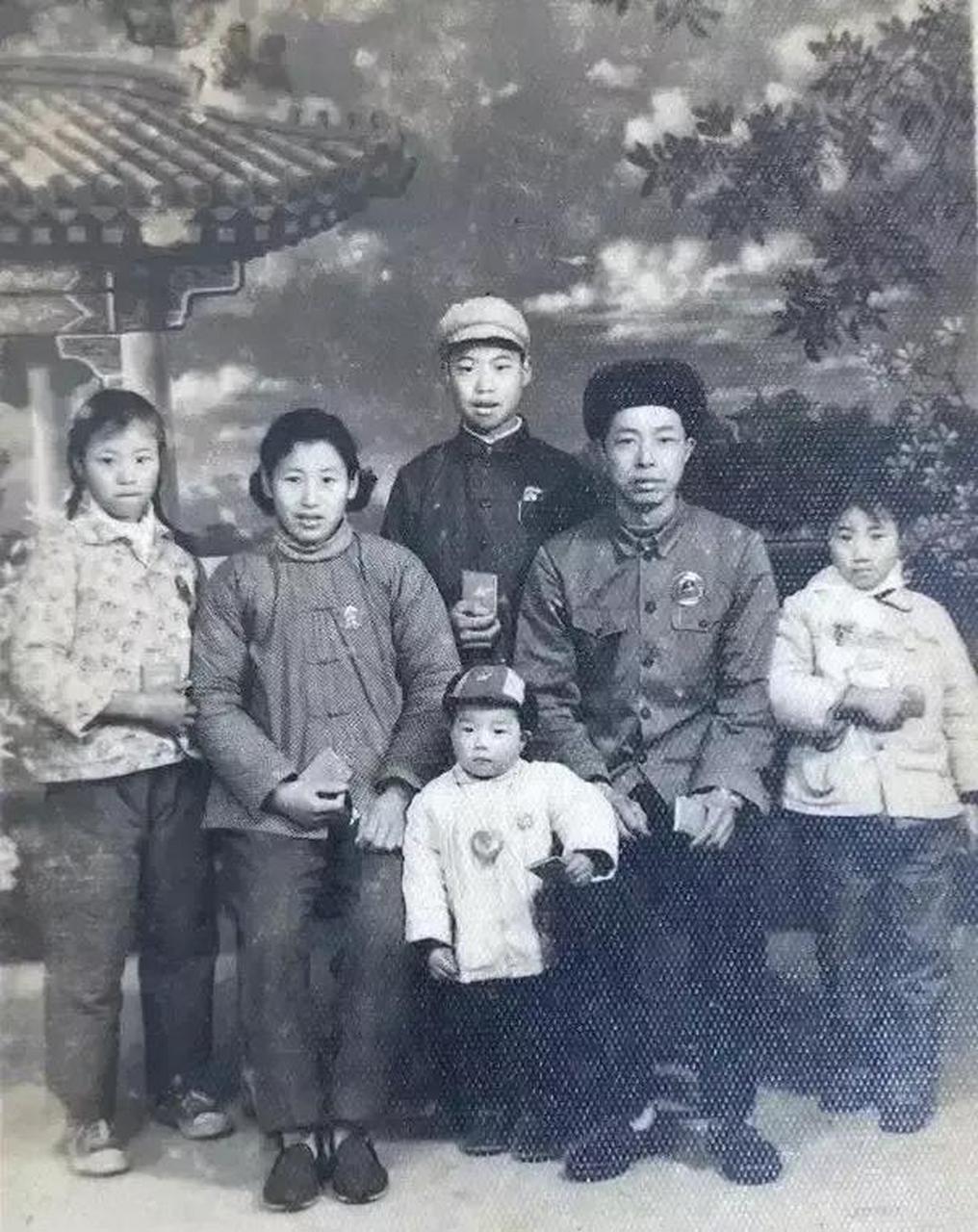 上世纪70年代,一家六口人在照相馆里拍的全家福,一家人其乐融融,幸福