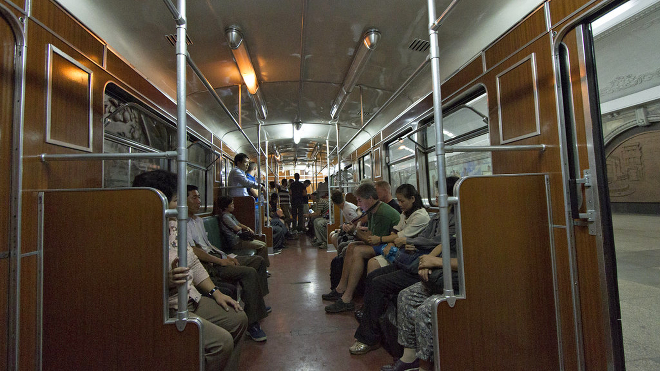 平壤地铁:深邃宏伟,文化艺术瑰宝,交通防空多功能一体