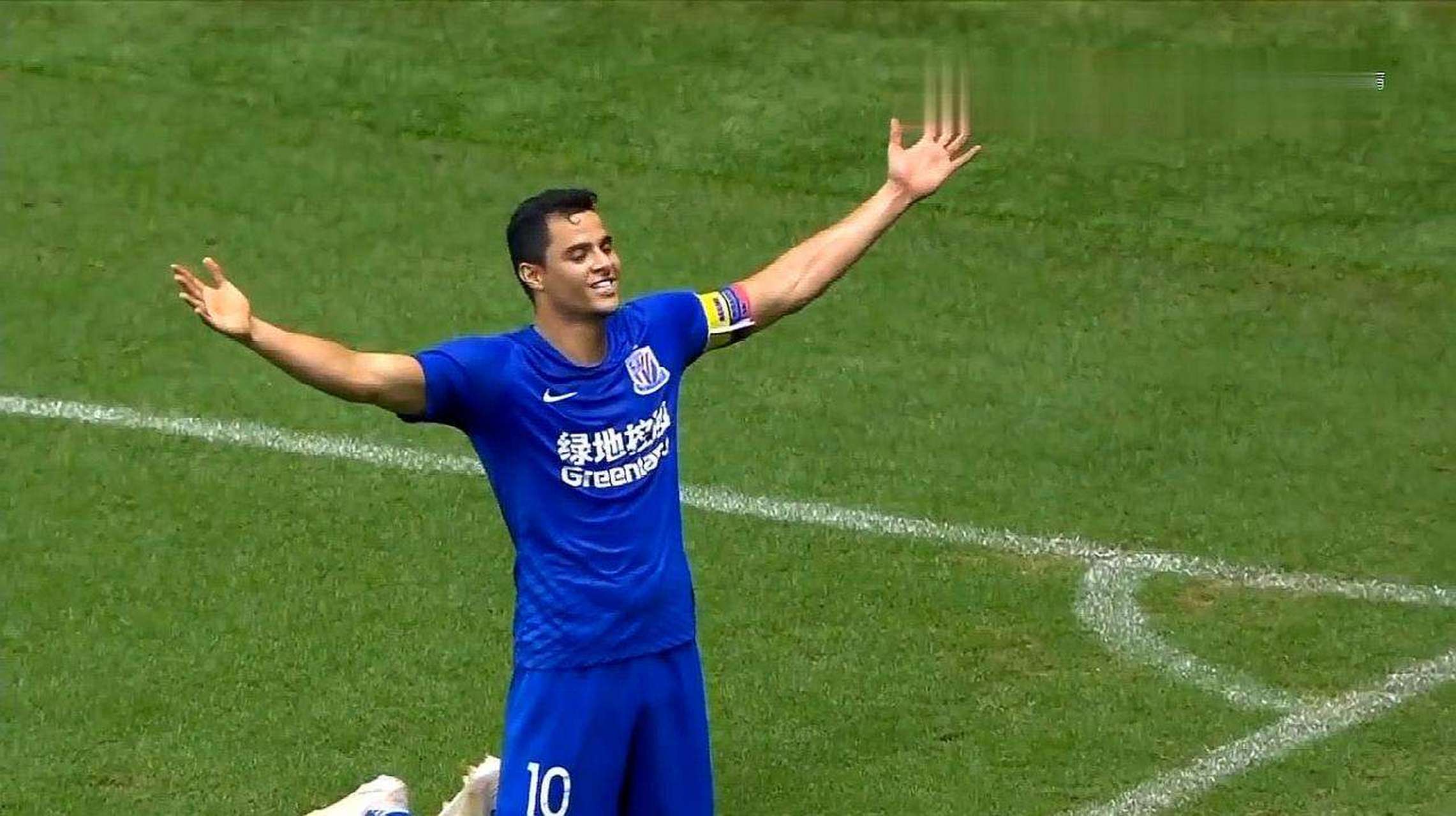 国际知名裁判王学智对莫雷诺从张源身上迈过去十分不满,他到底怎么说?