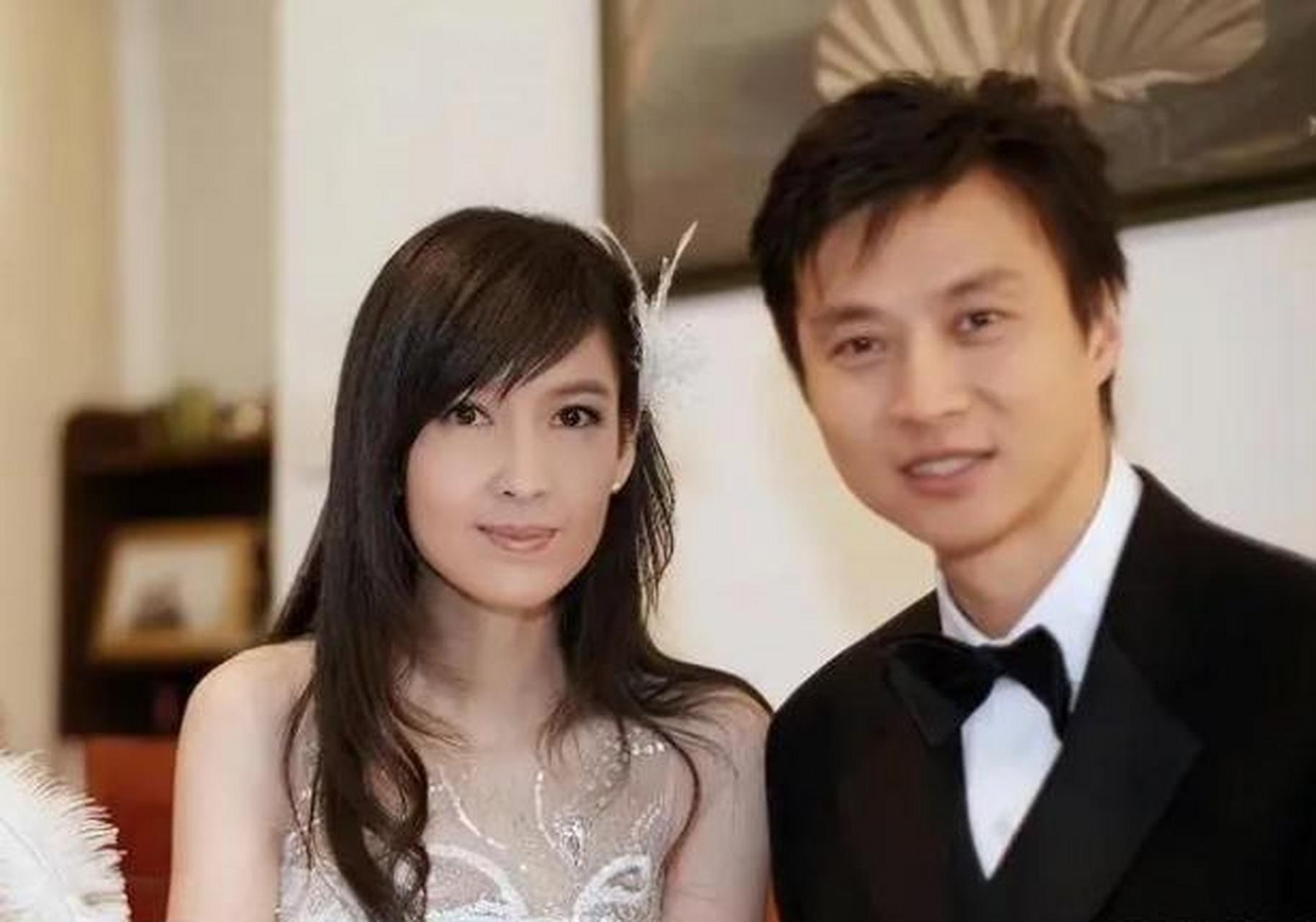 周慧敏和倪震结婚十多年,无儿无女,感情总是被唱衰是因为倪震在缓后