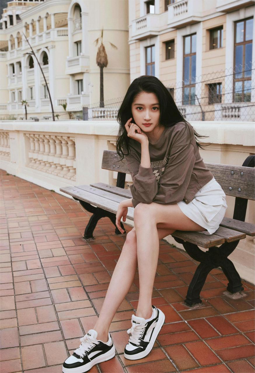 关晓彤越发越女人味,运动衣加上短裙展现出迷人的大长腿,长秀发披肩而