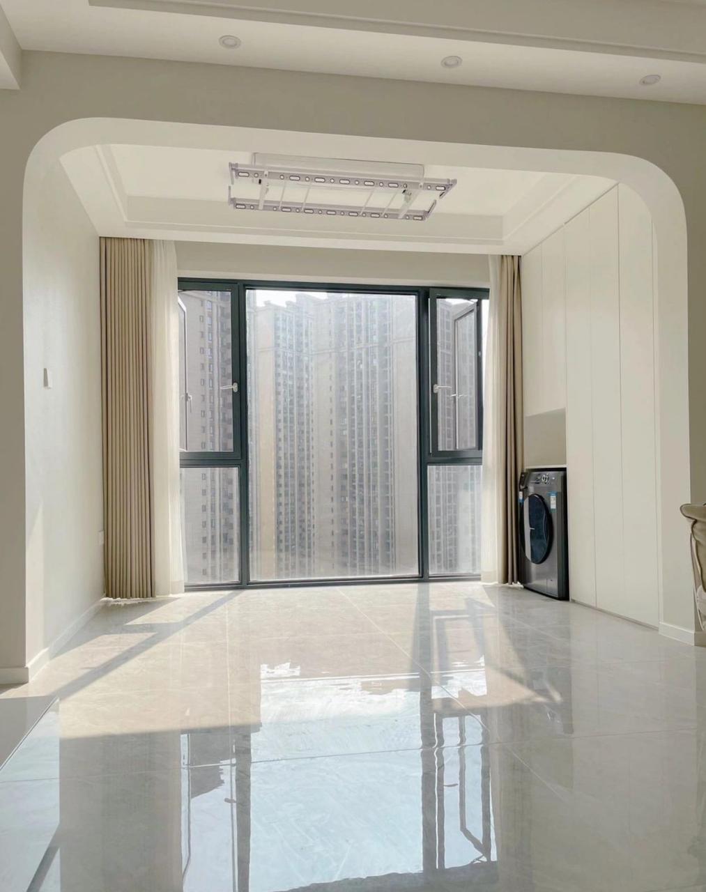 刚刚装修好的房子,实拍图 高级灰全屋瓷砖通铺,大家帮忙看看,拿捏住了