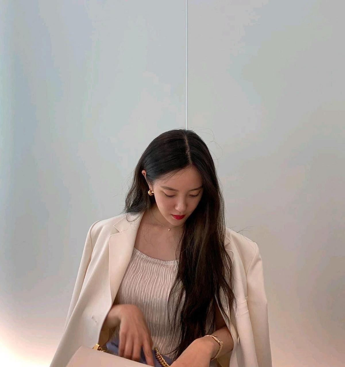 朴孝敏的私服穿搭很时髦,白色西装配杏色连衣裙,简约又高级