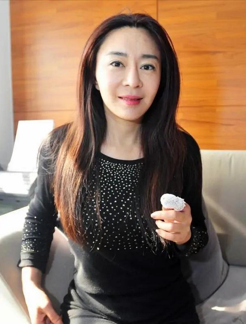 gif创作人# 刘德华前女友喻可欣,身穿红色吊带裙撞脸六小龄童,长发