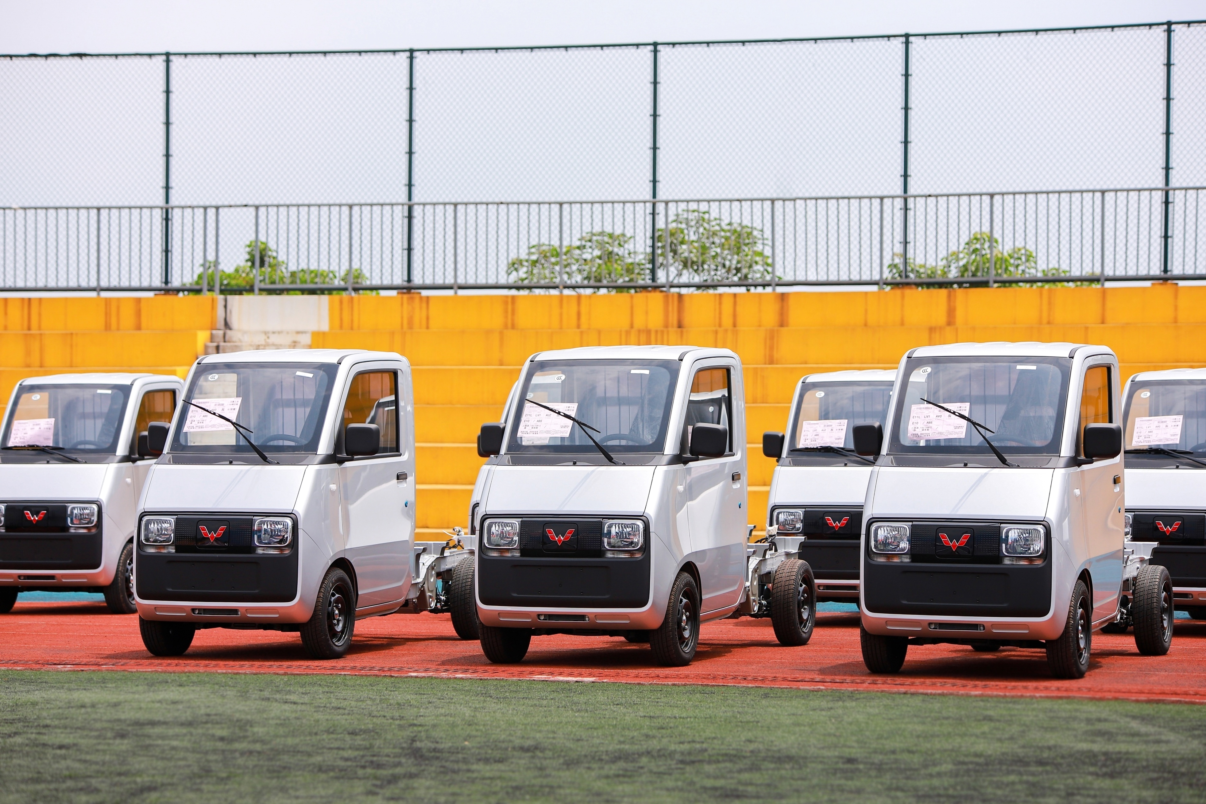 相比常规物流车,五菱e10拉货空间更大,动力更强,续航更长,车内还有