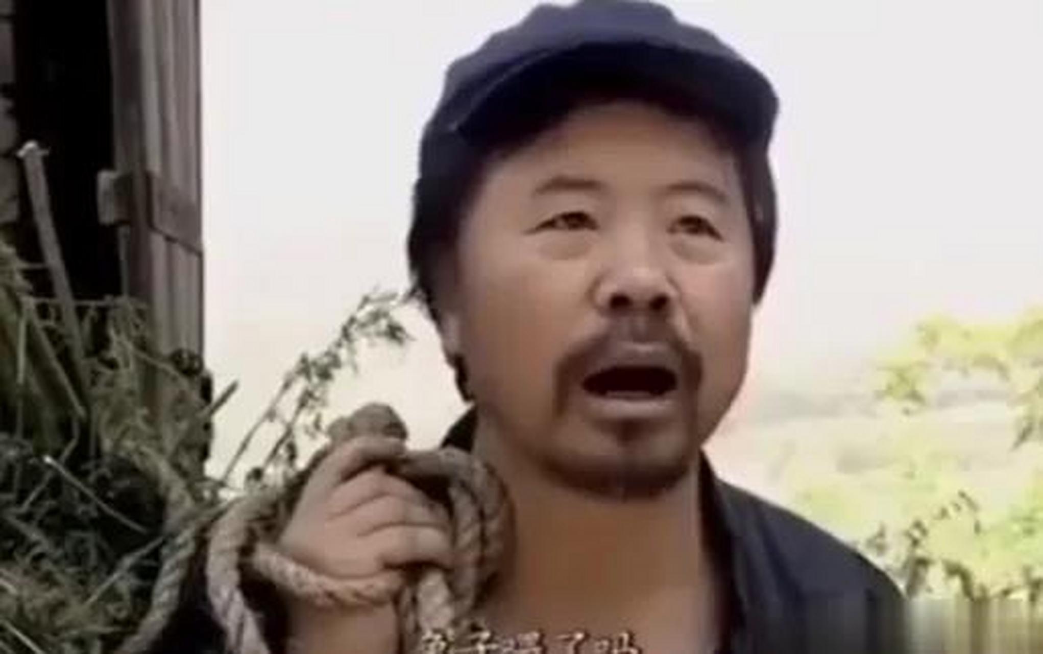 在电视剧《绝恋》中,女人水娥与公社干部老高有着男女私情,她和老高