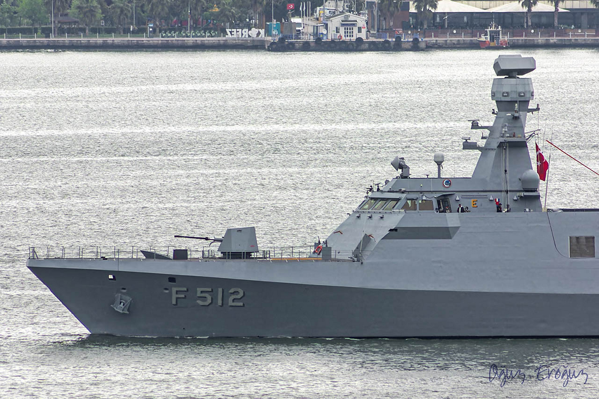 土耳其海军「p348」穿越海峡.  土耳其海军「f502」穿越海峡.
