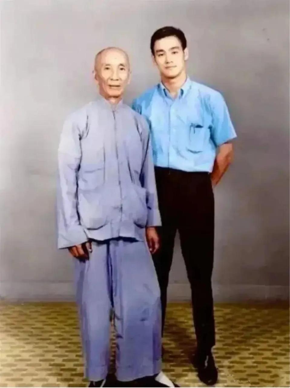 1957年,李小龙和师父叶问的珍贵合影.