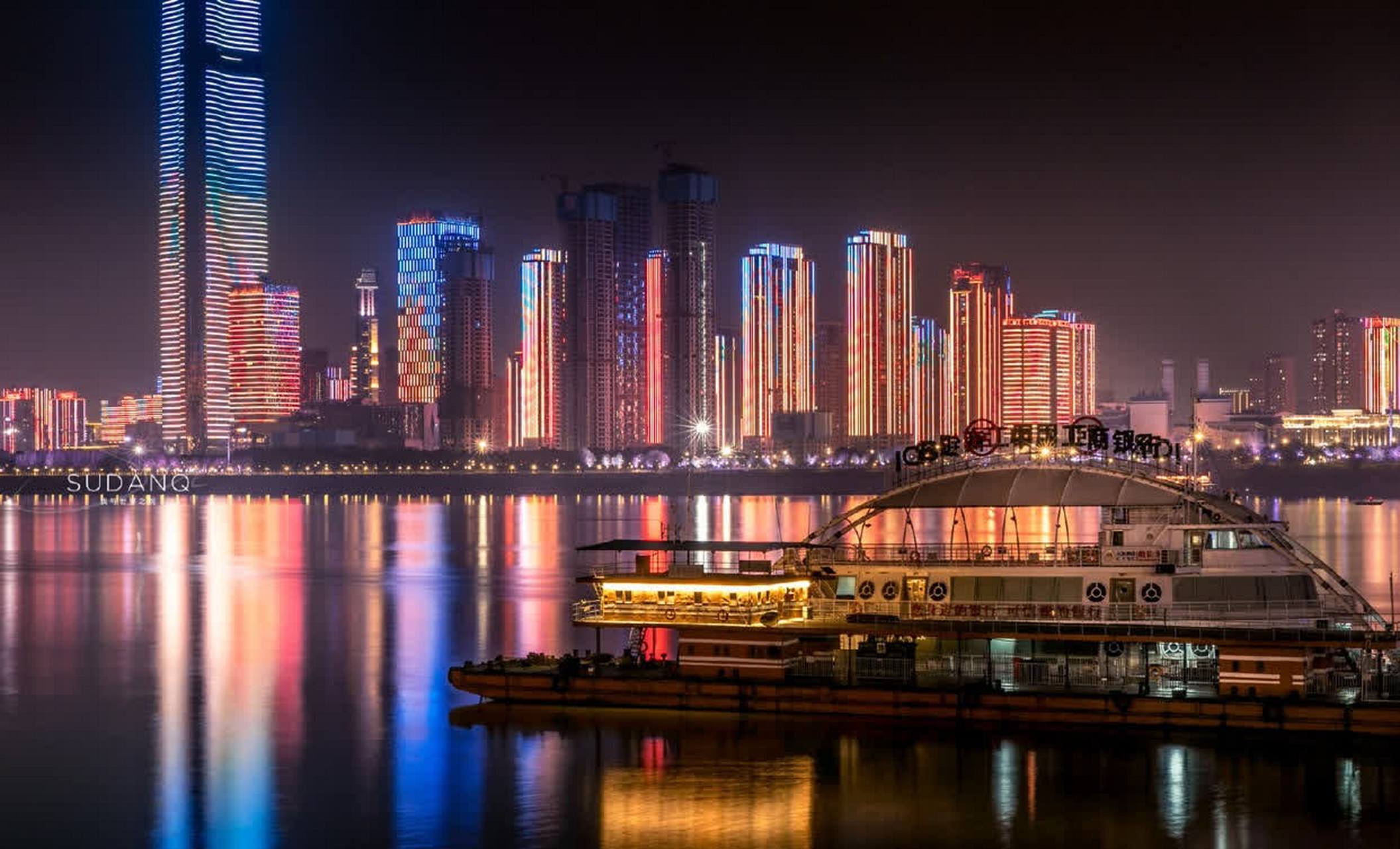 宝湖北真美#   这种城市夜景(江景)在新一线城市是什么水平?