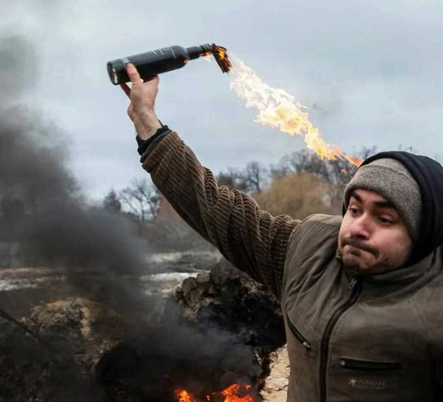 乌军正在教平民如何投掷燃烧瓶第二个烫手了吧