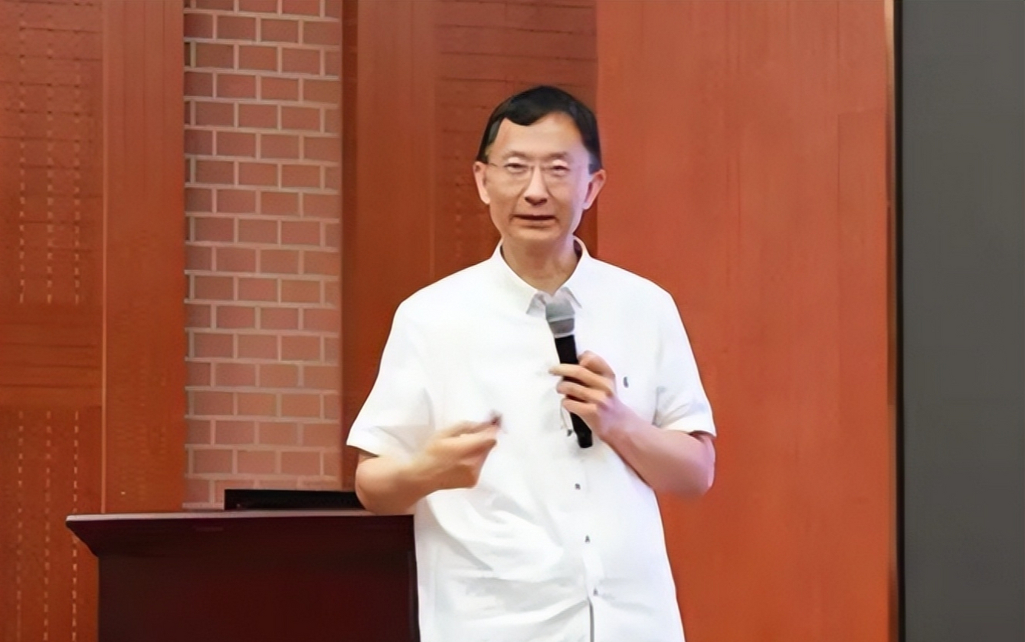 物理天才高华健,放弃国籍加入美国,谁知30年后,他带回20名博士,让老美