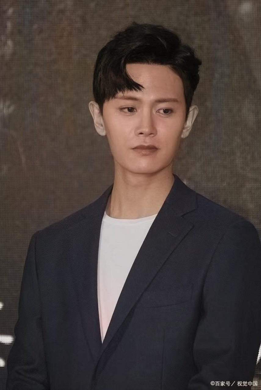 任嘉伦的六种发型,我觉得第三张最帅!可以接受反驳!朋友,你觉得呢!