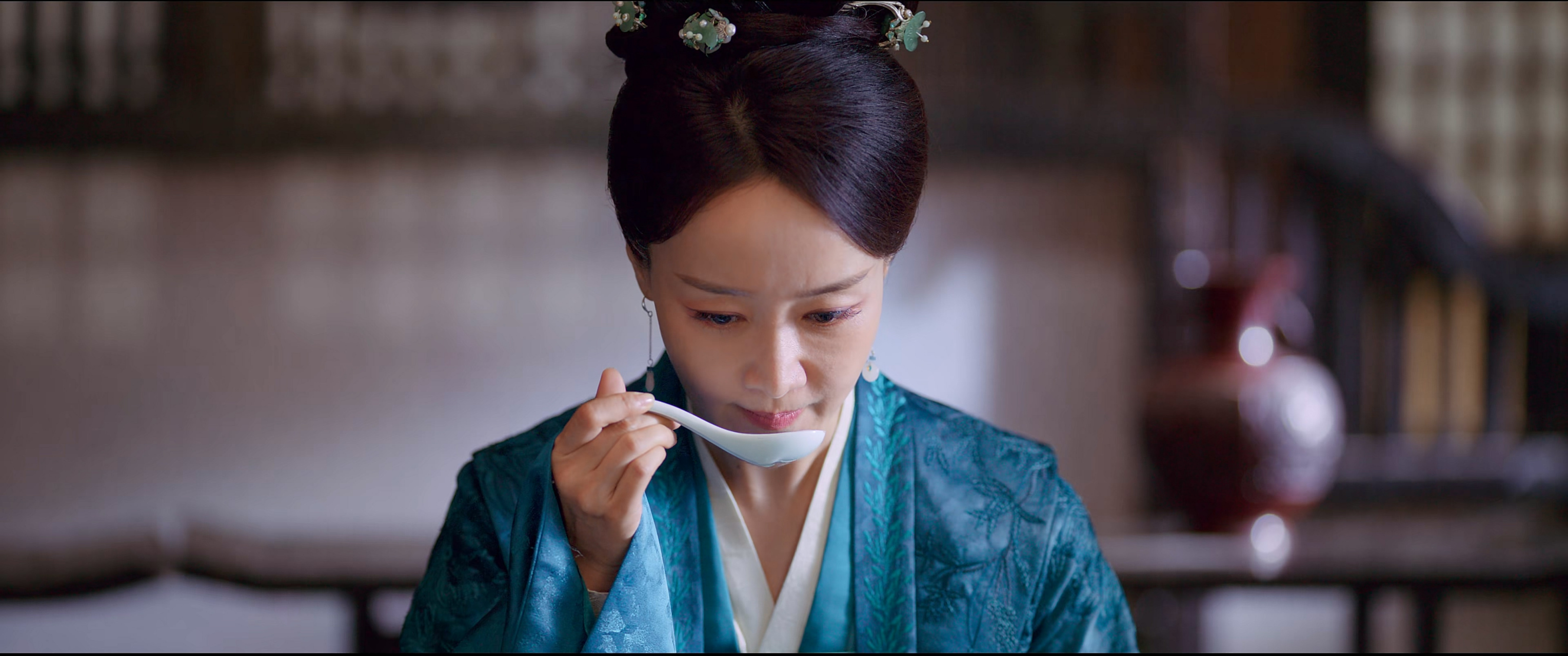 长风渡# 47岁的赵子琪,在剧中饰演柳玉茹的婆婆"江柔",剧中的她,通情