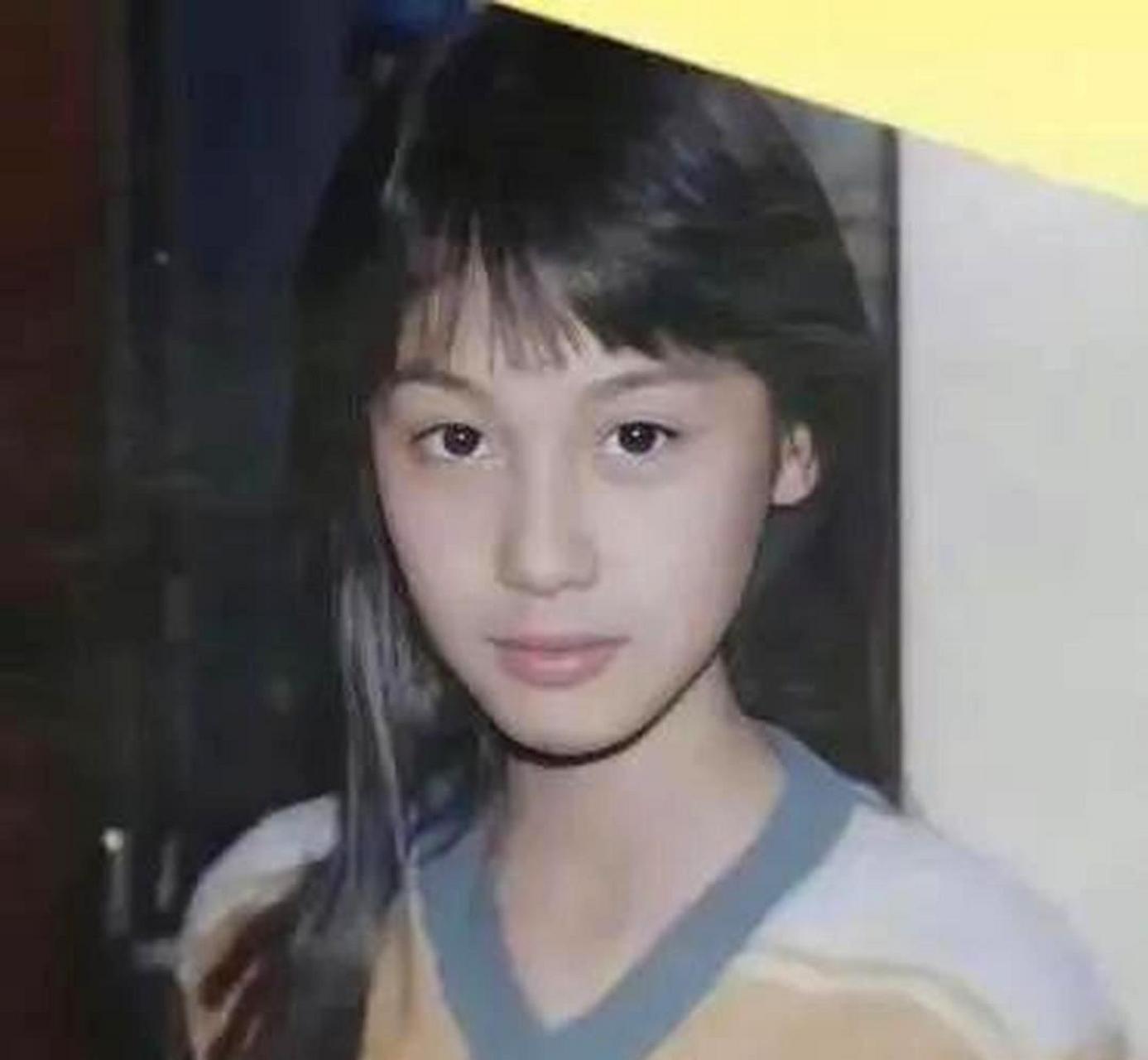 朱茵刚开始崭露头角时的照片,散发着清纯可爱的气息.