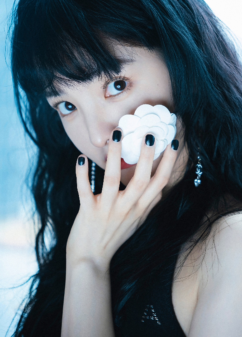 章若楠,羽毛裙露美腿 鬼马可爱又撩人.