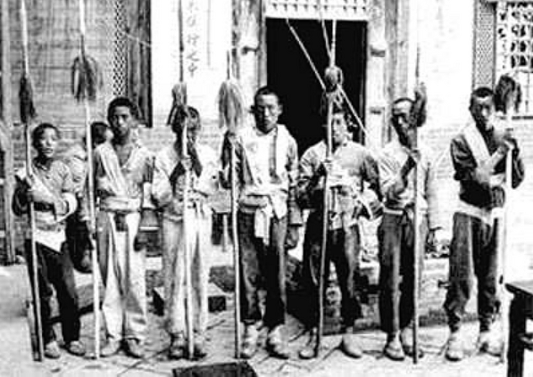 这张照片是抗日战争时期的射阳儿童团,他们手持红缨枪,笔挺的站着,气