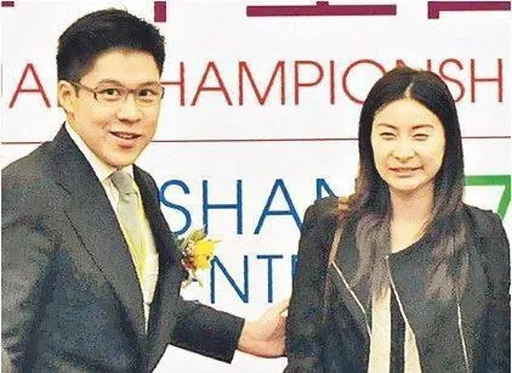 当时霍启刚和郭晶晶的亲密照曝光,霍女友卢恬儿终于公开承认之前和霍