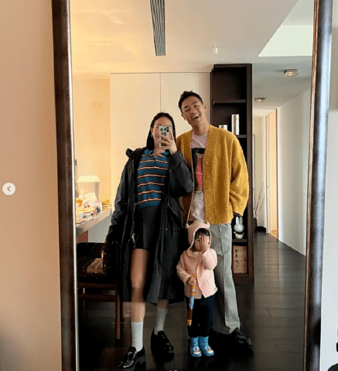 杨佑宁老婆二胎产女 晒一家三口握手照画面温馨.