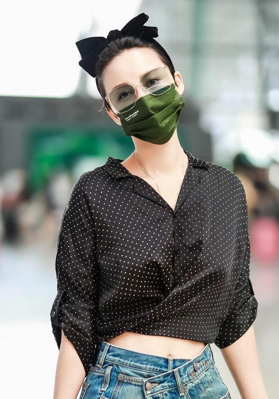 张歆艺现身机场, 黑色波点露脐上衣 高开衩牛仔裙 黑色蝴蝶结发夹活力