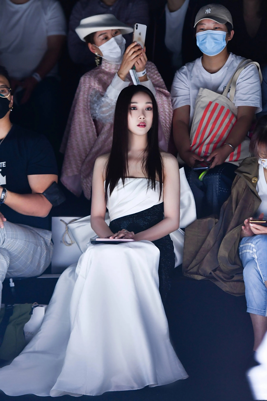 菅纫姿终于高调一次,黑白拼接高开叉抹胸裙又纯又欲,大长腿太让人羡慕