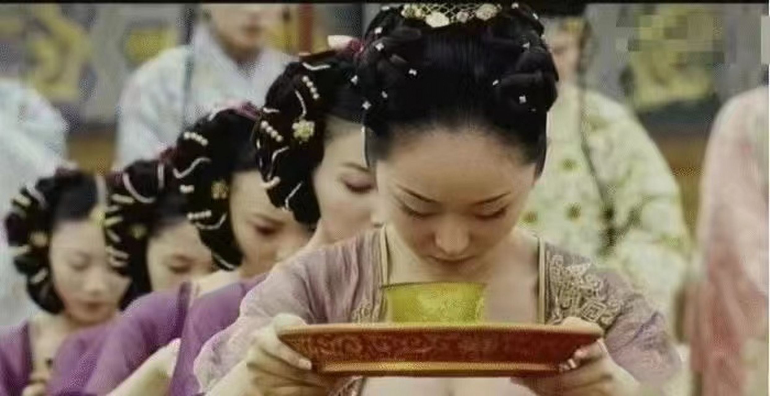 满城尽带黄金甲里的巩俐,很符合唐朝的审美