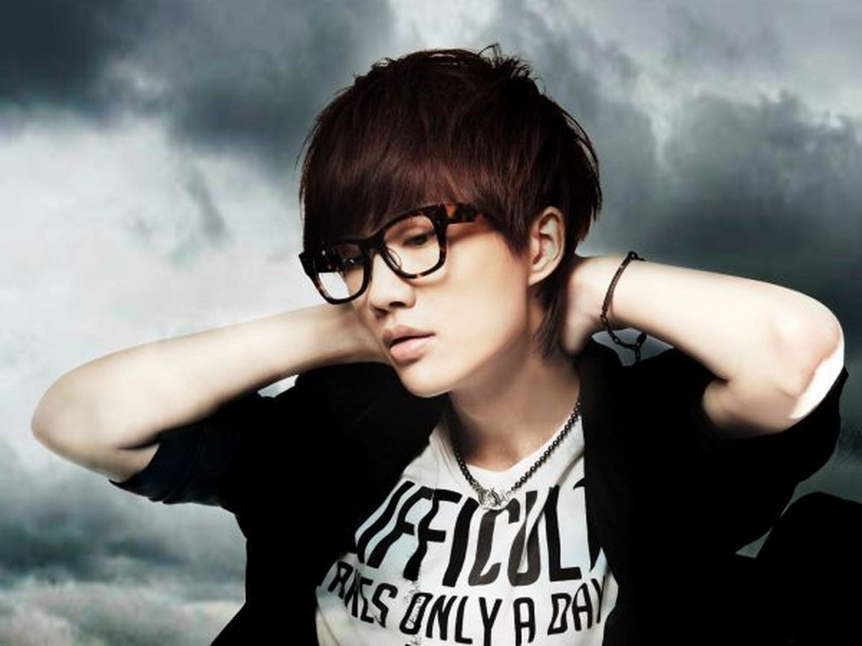 星娱资讯速递# #曝睡粉选妃的二字男歌手是许嵩# 网传许嵩选妃睡粉