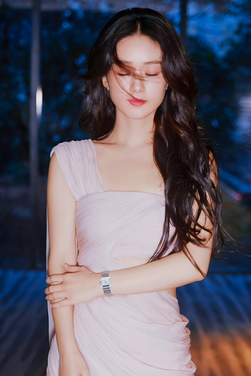 娴静优雅,清纯妩媚的#赵丽颖# 身穿粉色挂肩露腰裙,雪肤玉貌,眉清目秀