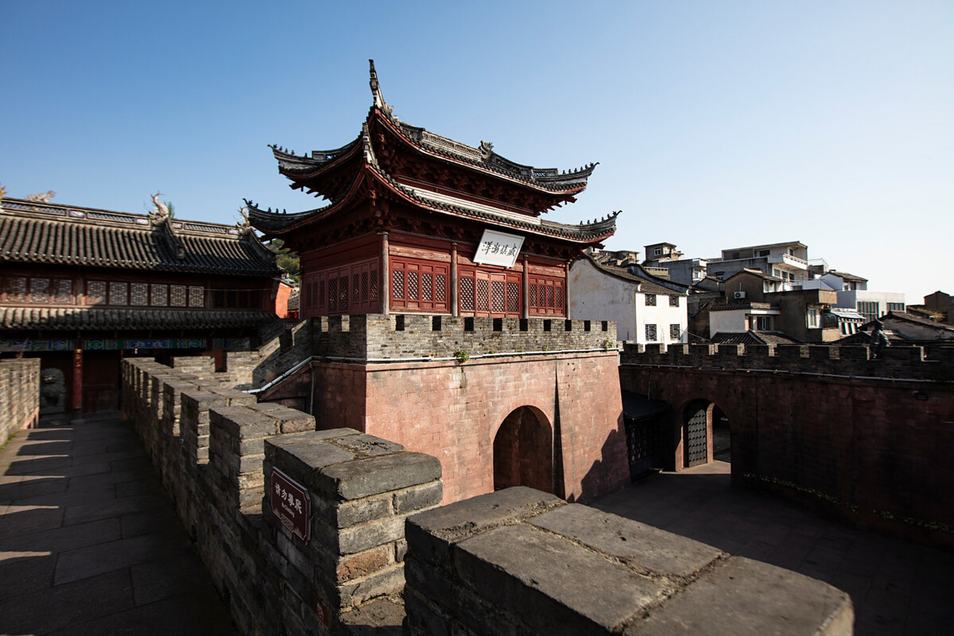 石浦渔港古城是在浙江省宁波市象山县的石浦镇,是一个像月牙形状一样