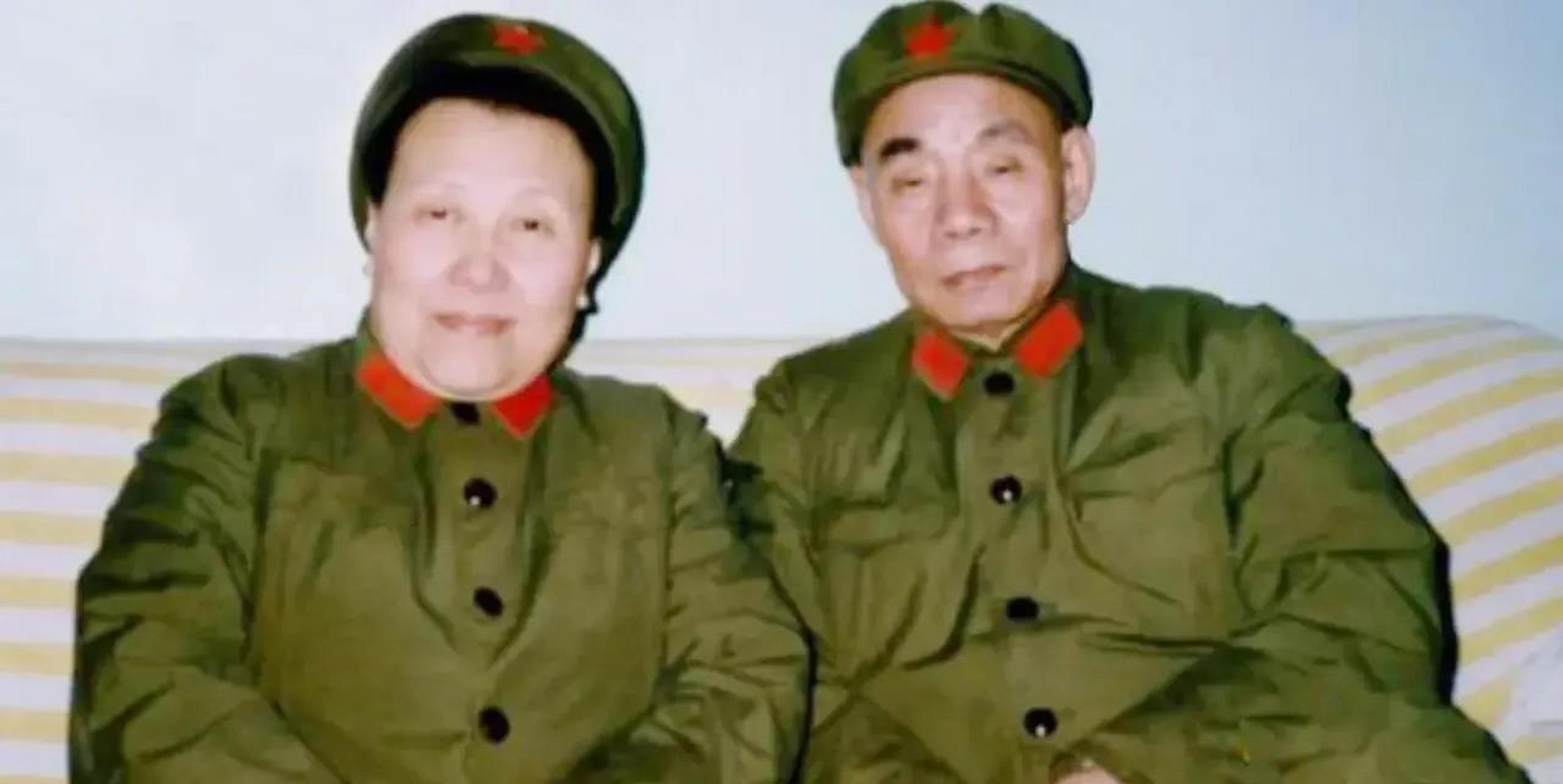 这是70年代,炮兵副司令员吴信泉将军与夫人俞惠茹,在一起的合影,照片