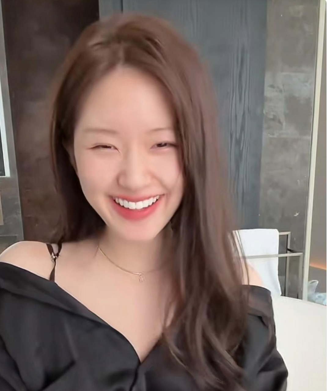 赵露思分享日常笑成月牙眼,没化眼妆眼神特别清澈,就是文静小姑娘的