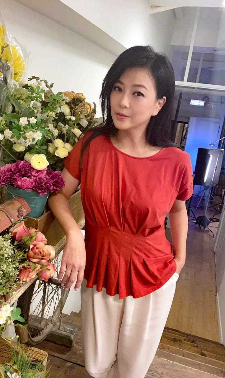 香港著名歌手刘小慧的生活照,她今年已经50岁颜值保持很不错[哟]