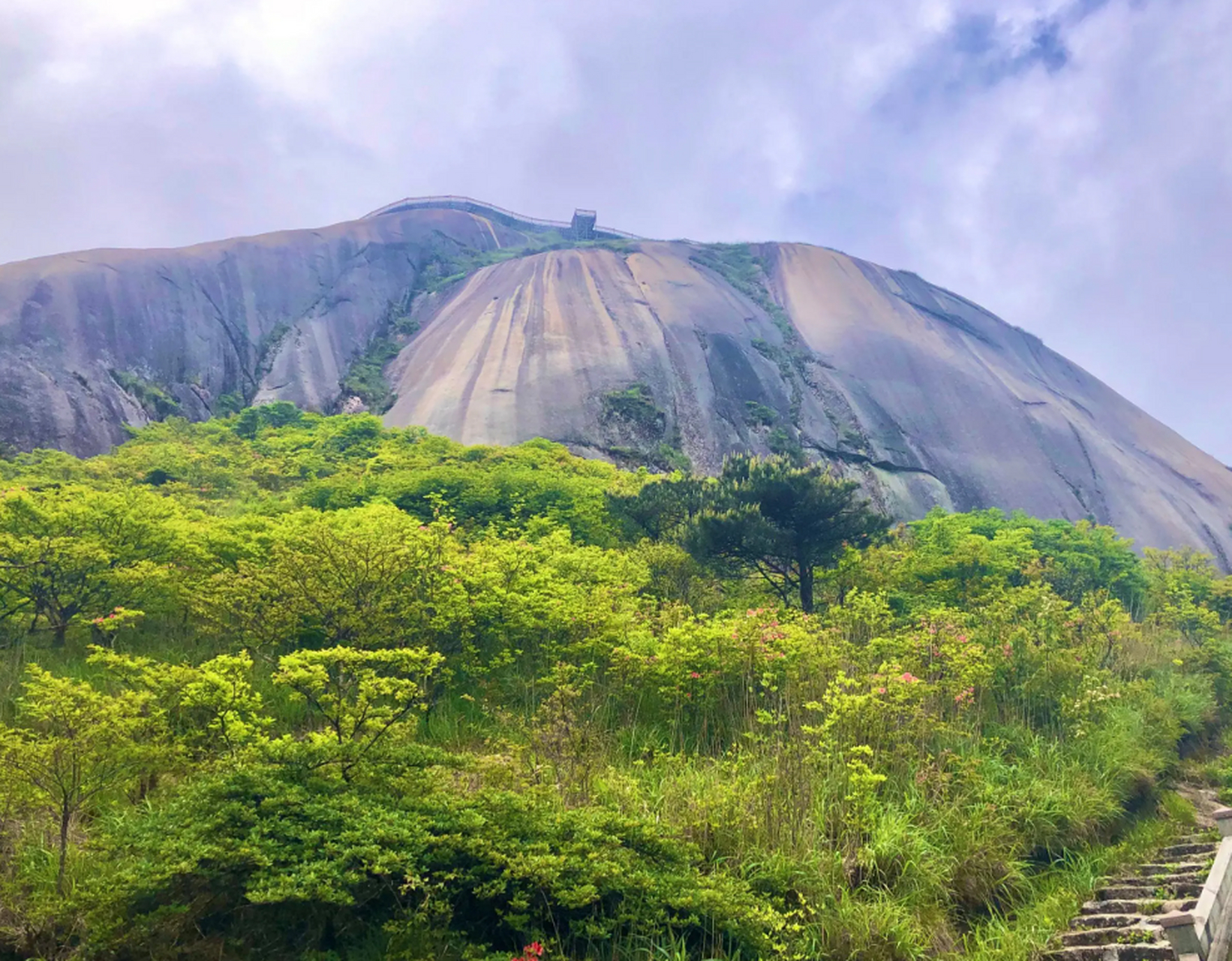 福建境内海拔最高排名前十的山峰 1,武夷黄岗山:海拔2160.8米.