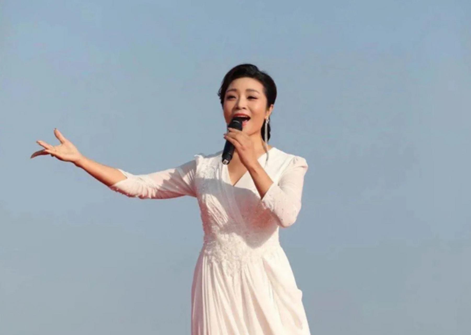 身穿"军装"的女歌手之李丹阳  祖籍是黑龙江人的李丹阳,出生在火辣辣