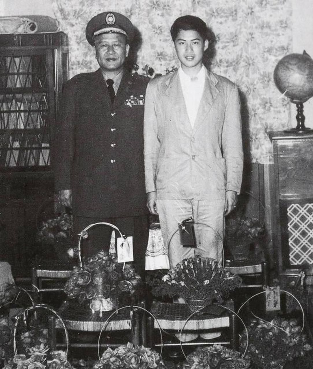 有一年春节,国民党元老张群带着一些同事到白崇禧家里拜年.