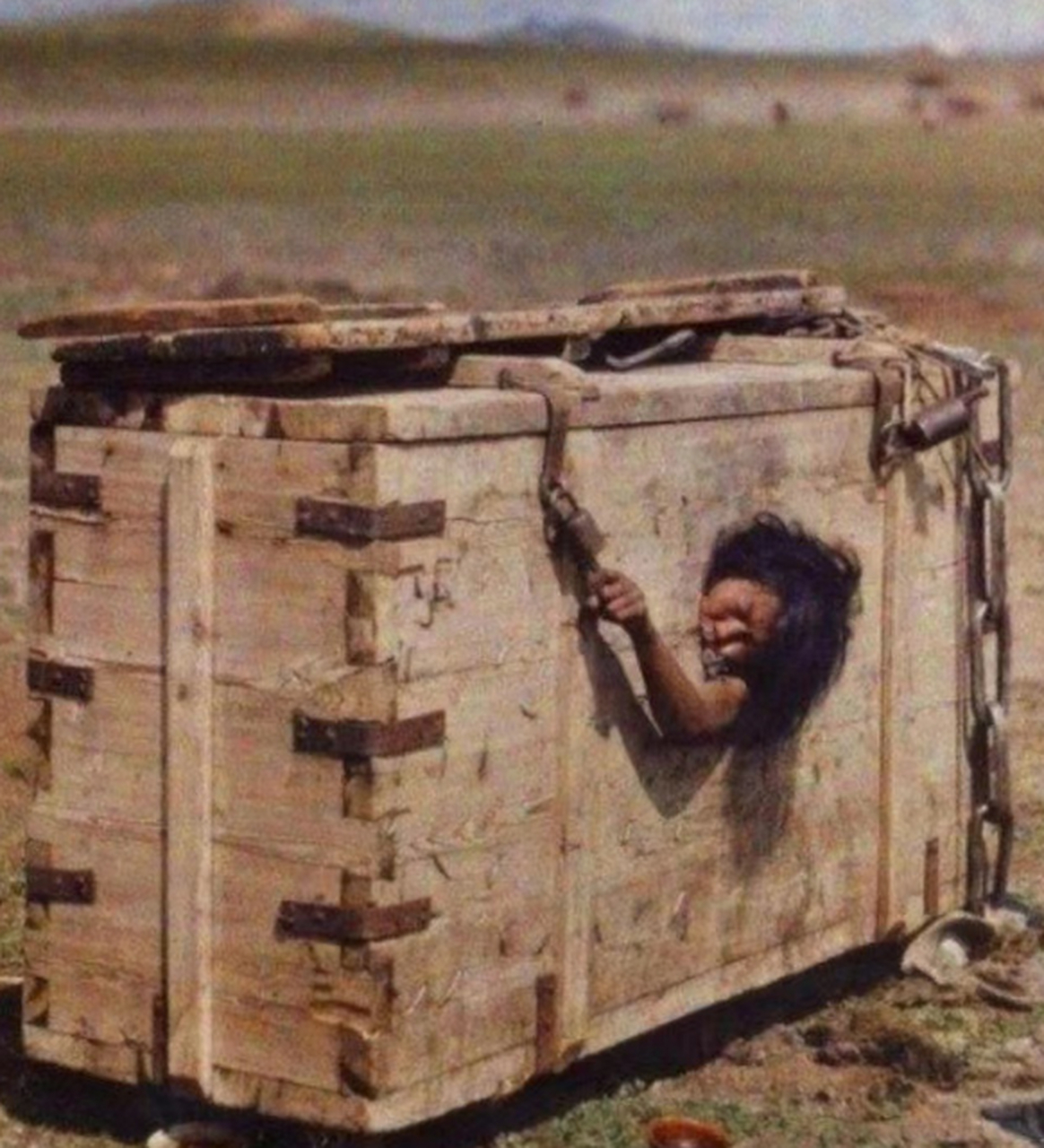 在晚清时期,有一个女子遭受了罕见的"墩锁刑罚"!